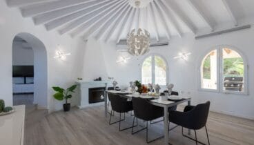 Comedor principal independiente conectado con la zona de estar