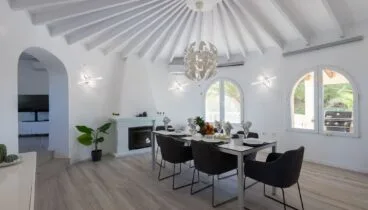 Comedor principal independiente conectado con la zona de estar
