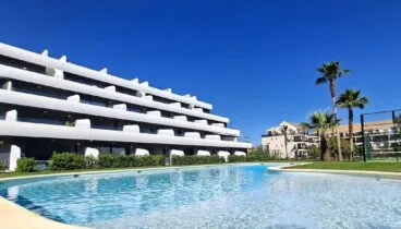 Complejo de apartamentos con piscina y a pocos minutos del mar