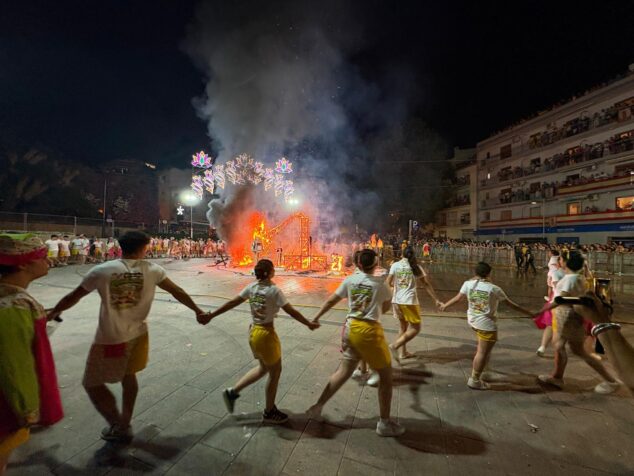 Imagen: Los quintos rodean la cremà de la Foguera Central