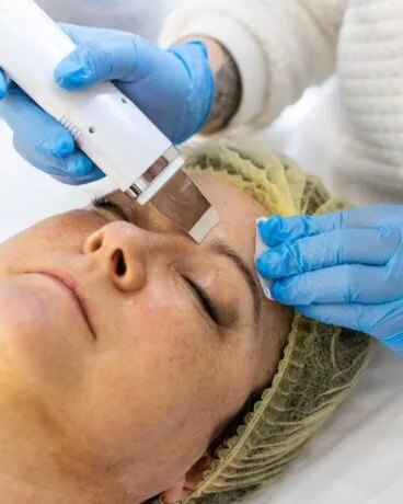 Cuidado facial personalizado en Policlínica CUME para el verano