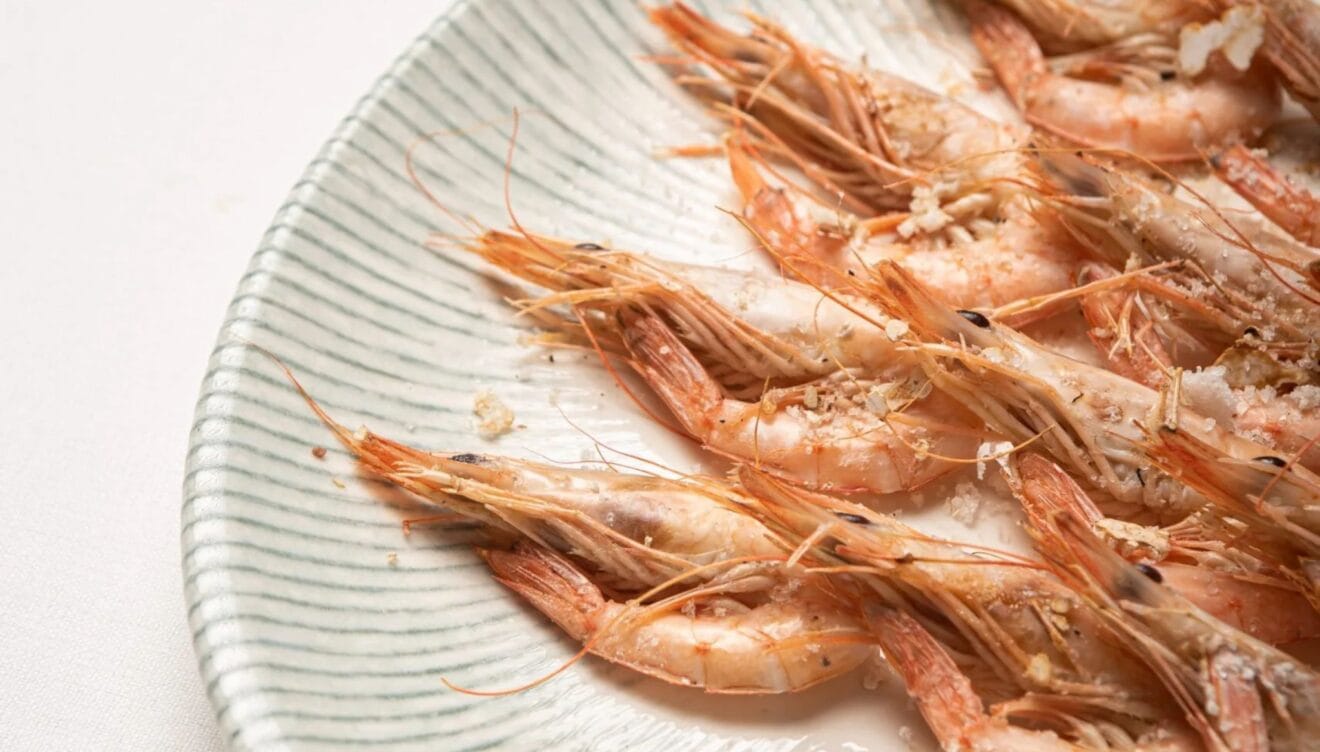 Cocina mediterránea con producto local de temporada en un entorno único en la costa