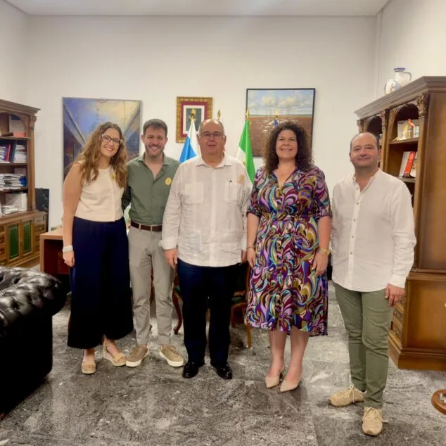 Imagen: Foto de grupo de cinco personas, la delegación de Xàbia y autoridades de Zafra, posando en un despacho.