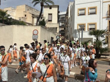 Quintos y Quintas en el desfile de Quintades Xàbia 2026