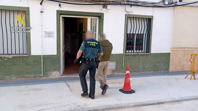 Imagen: Detenido por la Guardia Civil
