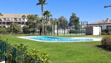 Disfruta del verano en la piscina y en la pista de tenis