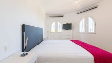 Dormitorio con luz natural en esta villa de Xàbia