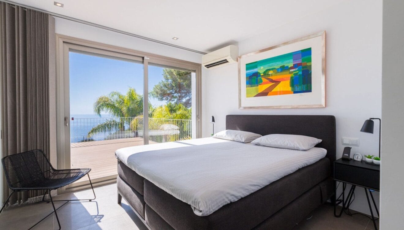 Dormitorio con vistas al mar