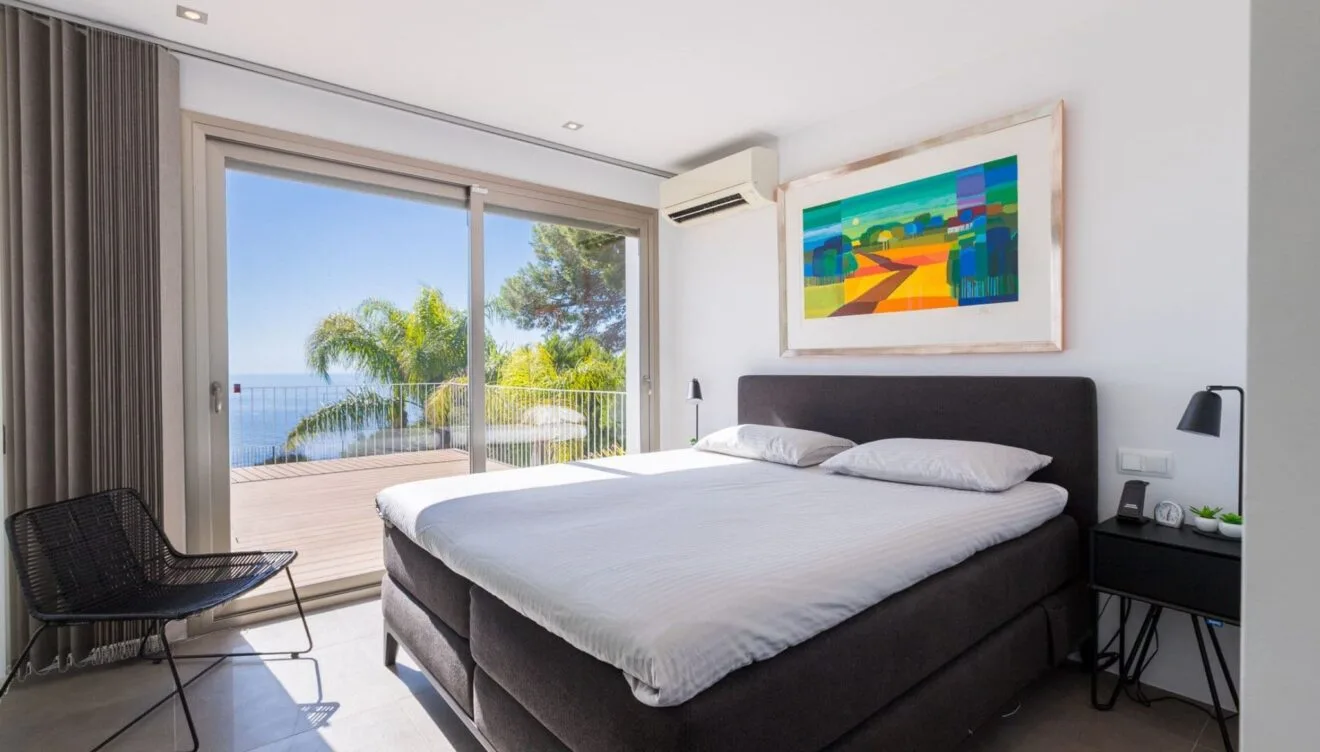 Dormitorio con vistas al mar