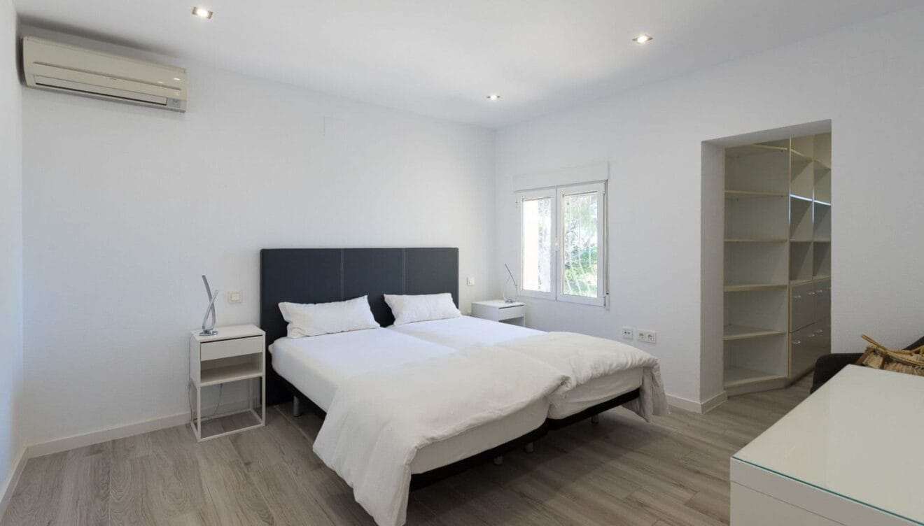 Dormitorio de invitados con vestidor incluido