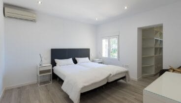 Dormitorio de invitados con vestidor incluido