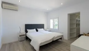 Dormitorio de invitados con vestidor incluido
