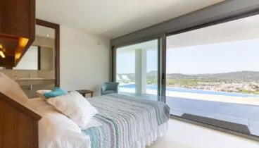 Dormitorio suite principal con vistas al mar mediterráneo