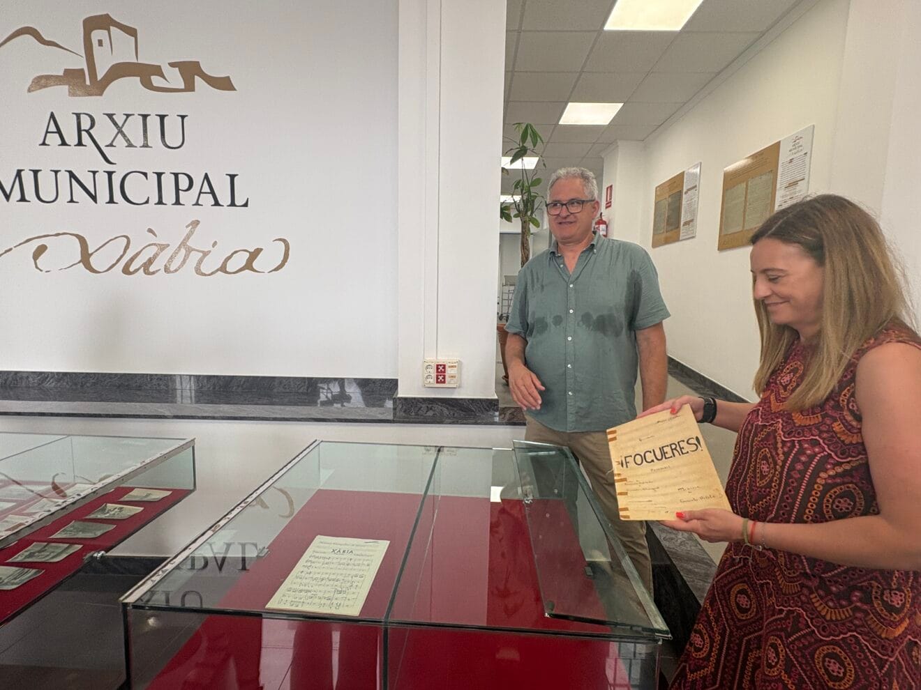 El CAM entrega la partitura de Fogueres al Arxiu Municipal de Xàbia (37)