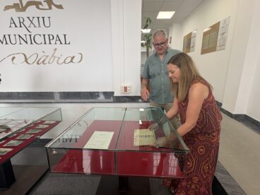 Depositando la partitura en la vitrina del Arxiu Municipal de Xàbia