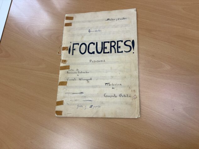 Imagen: El CAM entrega la partitura de Fogueres al Arxiu Municipal de Xàbia
