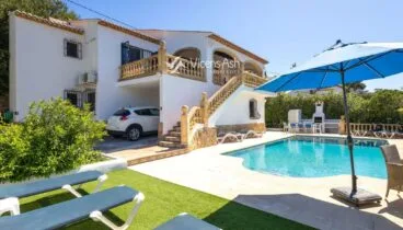 El exterior ofrece una amplia terraza cubierta y descubierta