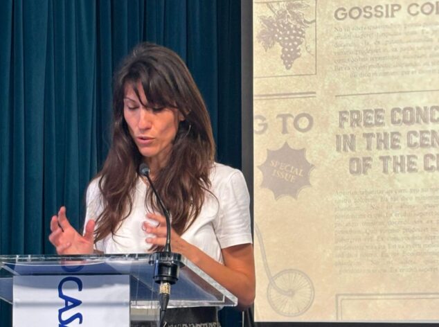Imagen: Elisa Perrigueur hablando en el atril durante un evento en Casa Mediterráneo.