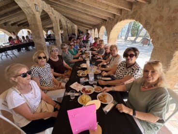 Una de las mesas de amigos en el encuentro de paellas de las Amas de Casa de Jávea