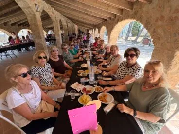 Una de les taules d'amics a la trobada de paelles de les Mestresses de Casa de Xàbia