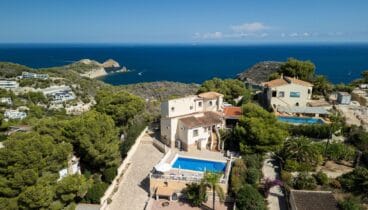 Entorno natural de la parcela con vistas privilegiadas a la cala cercana