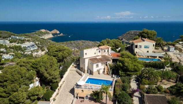 Imagen: Entorno natural de la parcela con vistas privilegiadas a la cala cercana