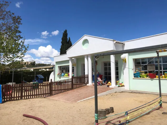 Imagen: Entrada del patio de la Escuela Infantil Municipal de Xàbia