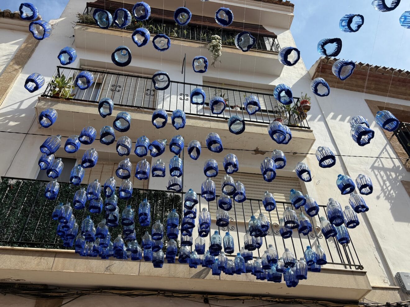 Exposición al aire libre con obras de arte sostenible