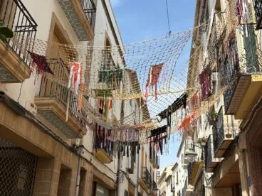 Las artistas han utilizado materiales reciclados para hacer las obras