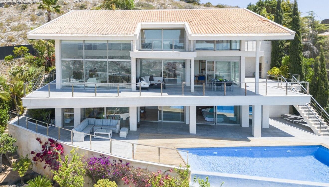 Exteriores de ensueño con terraza y piscina infinita