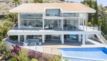 Exteriores de ensueño con terraza y piscina infinita