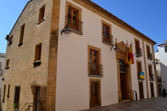 Imagen: Fachada del Ayuntamiento de Xàbia
