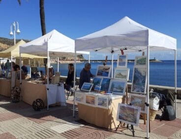 Puestos de la feria de artesanía de verano en el paseo marítimo del puerto de Jávea.