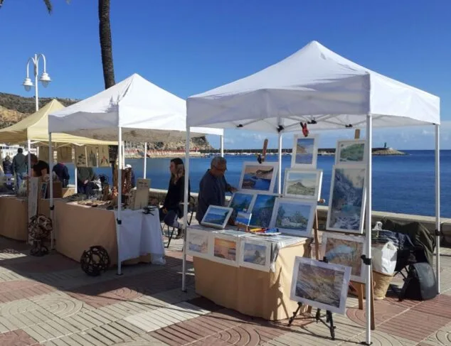 Puestos de la feria de artesanía de verano en el paseo marítimo del puerto de Jávea.