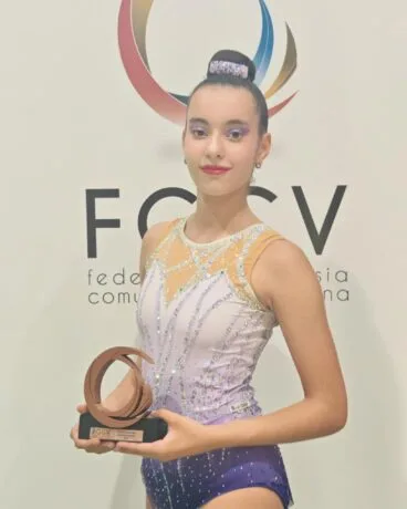 Gimnasta del CD Montgó con trofeo autonómico