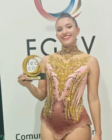 Gimnasta del CD Montgó Xàbia con trofeo autonómico