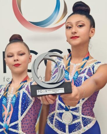 Gimnastas del CD Montgó Xàbia con trofeo autonómico