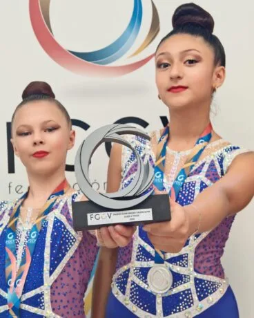 Gimnastas del CD Montgó Xàbia con trofeo autonómico