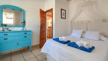Habitación con iluminación natural y dosel antimosquitos