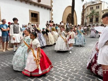 Pasacalle de visita a las calles engalanadas