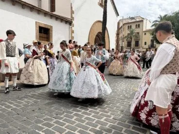 Pasacalle de visita a las calles engalanadas