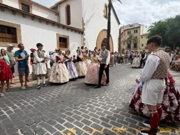 Pasacalle de visita a las calles engalanadas