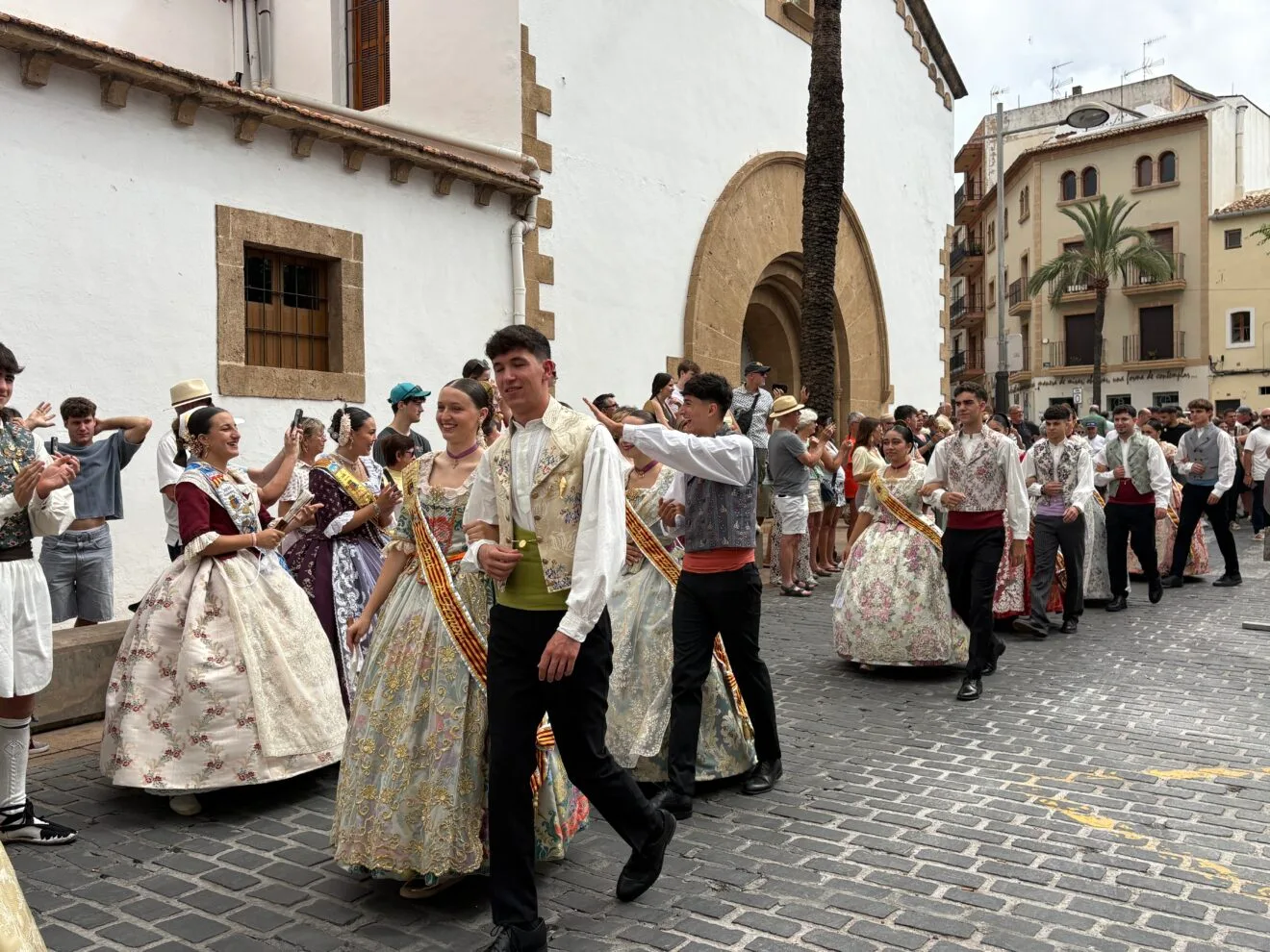 Pasacalle de visita a las calles engalanadas