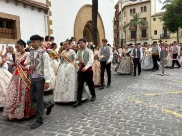 Pasacalle de visita a las calles engalanadas