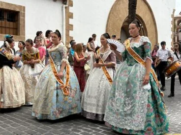 Pasacalle de visita a las calles engalanadas
