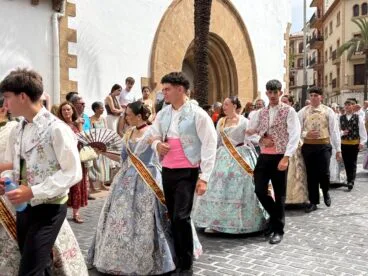 Pasacalle de visita a las calles engalanadas