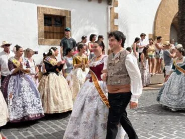 Pasacalle de visita a las calles engalanadas
