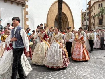 Pasacalle de visita a las calles engalanadas