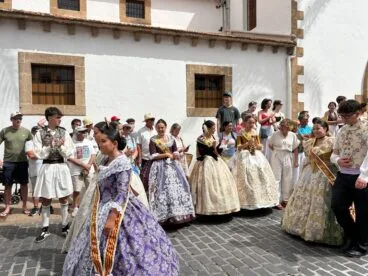 Pasacalle de visita a las calles engalanadas
