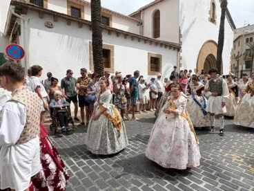 Pasacalle de visita a las calles engalanadas